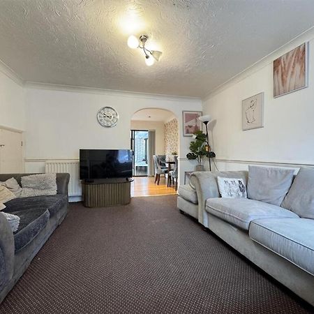 Clove, 3-4 Bed House With Garden, Free Parking, Sleeps 9 In Grays & Chafford Hundred Stifford Esterno foto