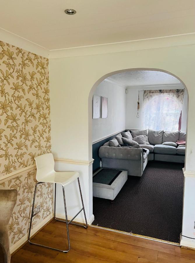 Clove, 3-4 Bed House With Garden, Free Parking, Sleeps 9 In Grays & Chafford Hundred Stifford Esterno foto