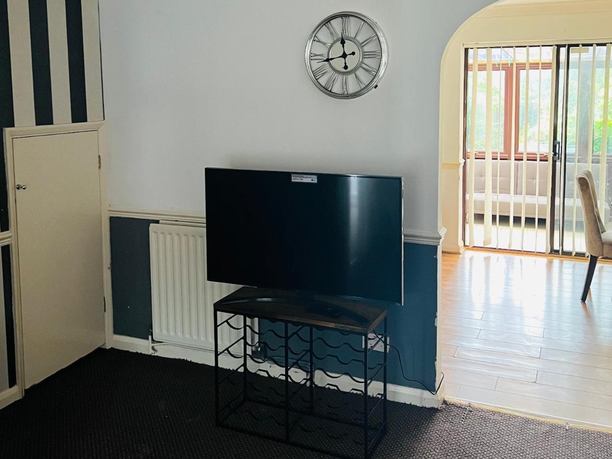 Clove, 3-4 Bed House With Garden, Free Parking, Sleeps 9 In Grays & Chafford Hundred Stifford Esterno foto