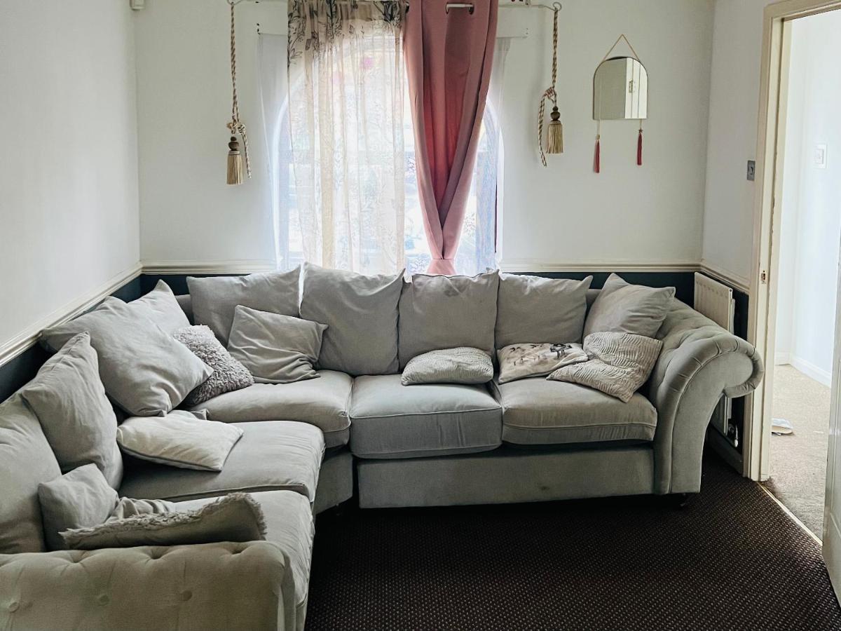 Clove, 3-4 Bed House With Garden, Free Parking, Sleeps 9 In Grays & Chafford Hundred Stifford Esterno foto