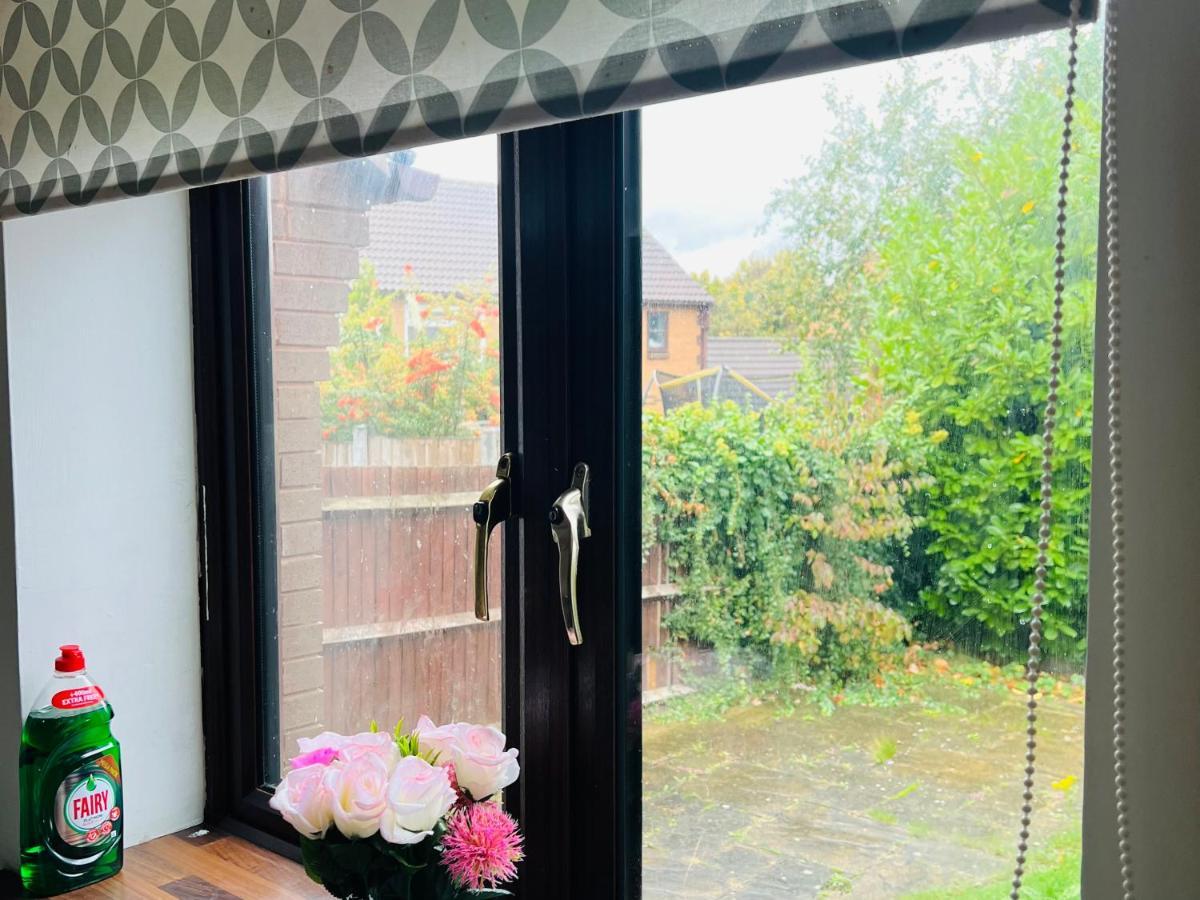 Clove, 3-4 Bed House With Garden, Free Parking, Sleeps 9 In Grays & Chafford Hundred Stifford Esterno foto