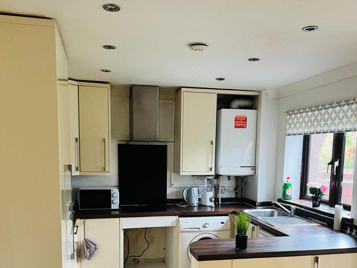 Clove, 3-4 Bed House With Garden, Free Parking, Sleeps 9 In Grays & Chafford Hundred Stifford Esterno foto
