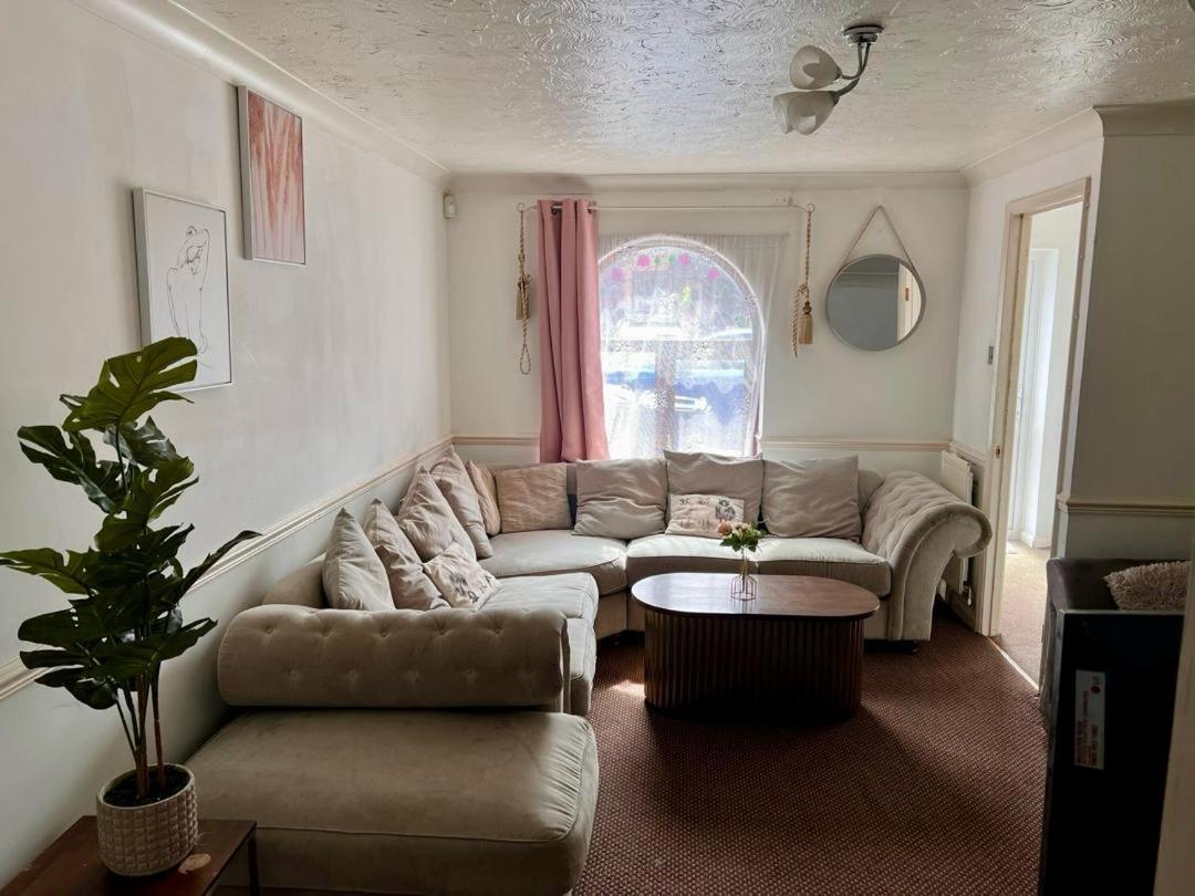 Clove, 3-4 Bed House With Garden, Free Parking, Sleeps 9 In Grays & Chafford Hundred Stifford Esterno foto