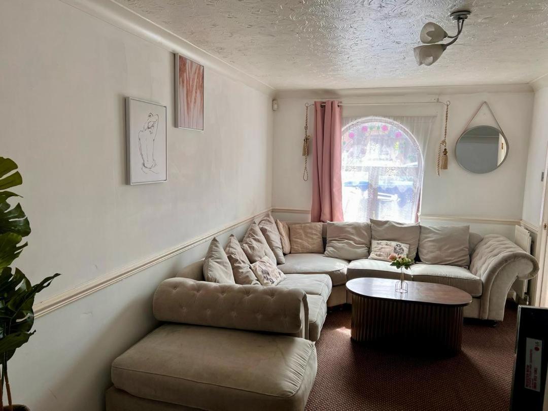 Clove, 3-4 Bed House With Garden, Free Parking, Sleeps 9 In Grays & Chafford Hundred Stifford Esterno foto