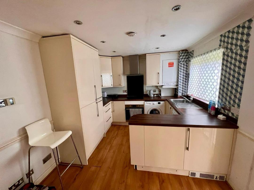 Clove, 3-4 Bed House With Garden, Free Parking, Sleeps 9 In Grays & Chafford Hundred Stifford Esterno foto