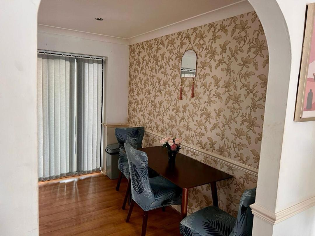 Clove, 3-4 Bed House With Garden, Free Parking, Sleeps 9 In Grays & Chafford Hundred Stifford Esterno foto