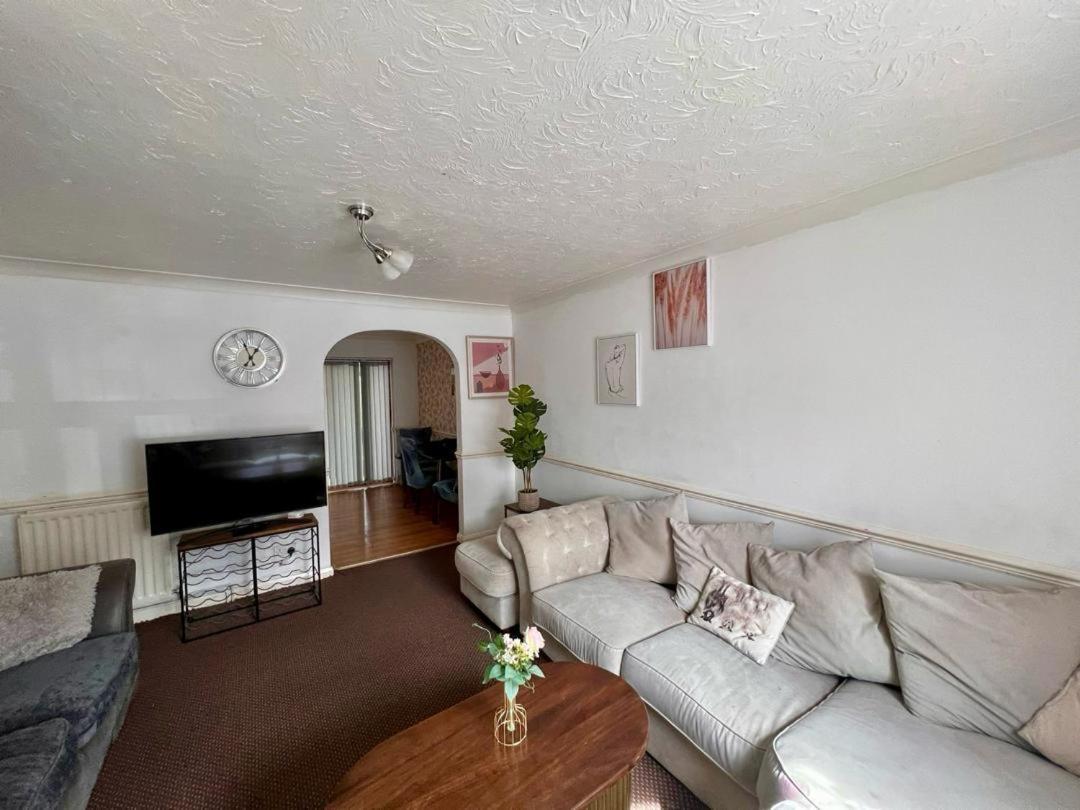 Clove, 3-4 Bed House With Garden, Free Parking, Sleeps 9 In Grays & Chafford Hundred Stifford Esterno foto