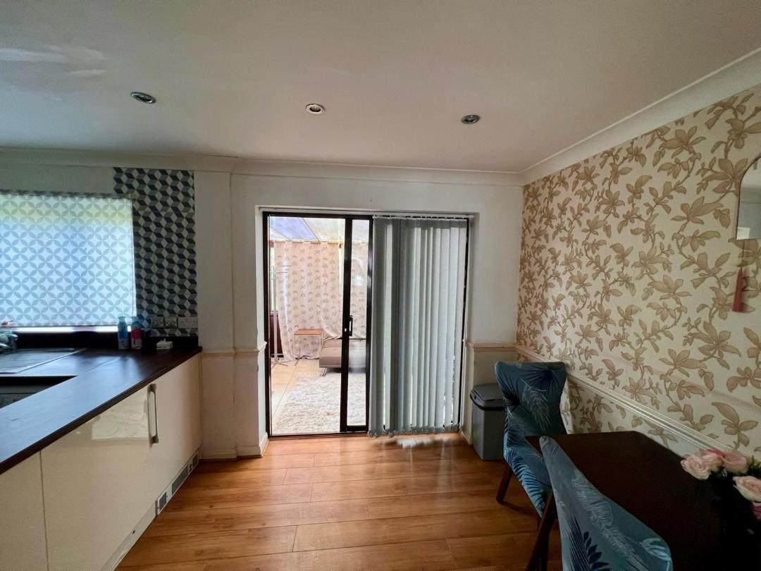 Clove, 3-4 Bed House With Garden, Free Parking, Sleeps 9 In Grays & Chafford Hundred Stifford Esterno foto