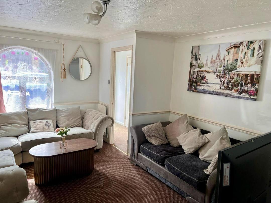 Clove, 3-4 Bed House With Garden, Free Parking, Sleeps 9 In Grays & Chafford Hundred Stifford Esterno foto