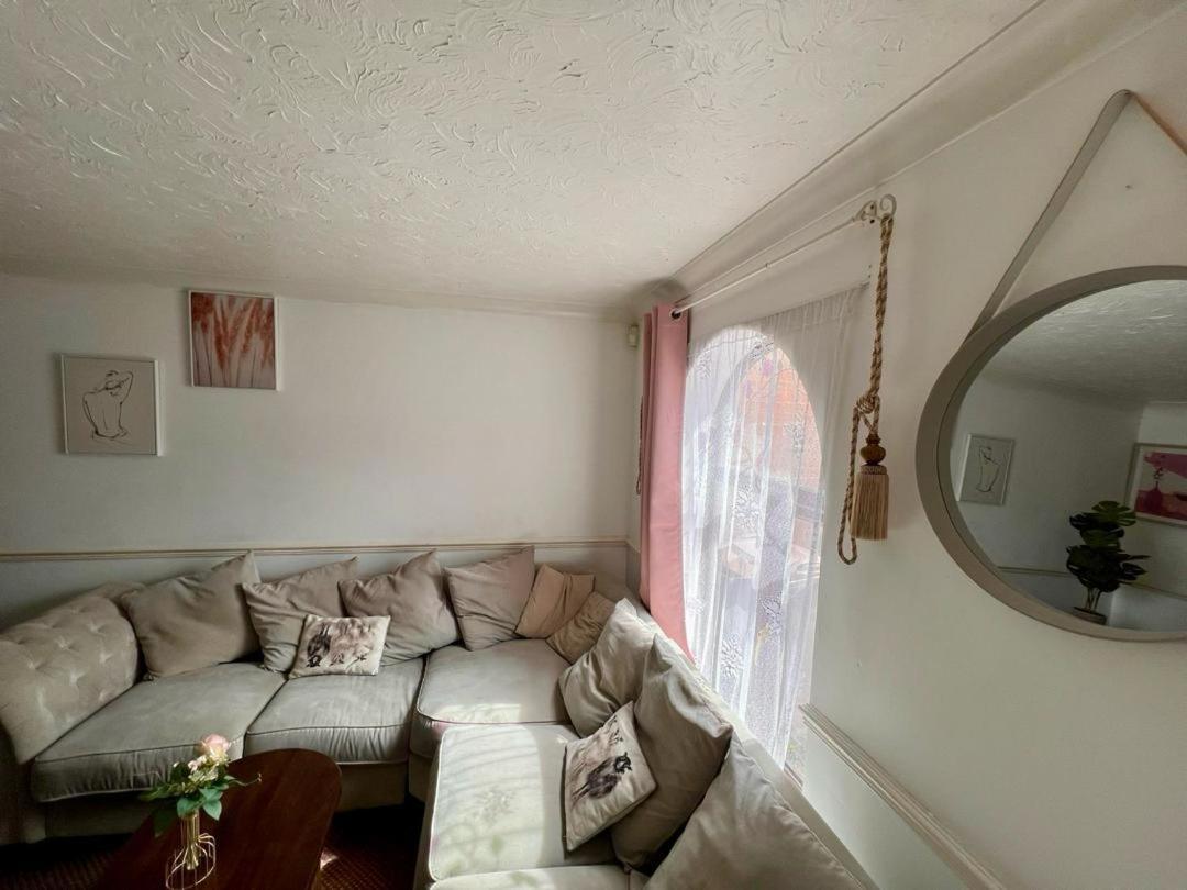 Clove, 3-4 Bed House With Garden, Free Parking, Sleeps 9 In Grays & Chafford Hundred Stifford Esterno foto