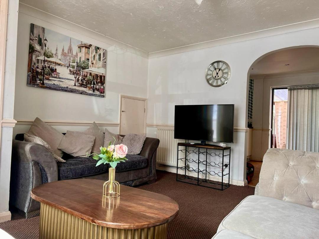 Clove, 3-4 Bed House With Garden, Free Parking, Sleeps 9 In Grays & Chafford Hundred Stifford Esterno foto