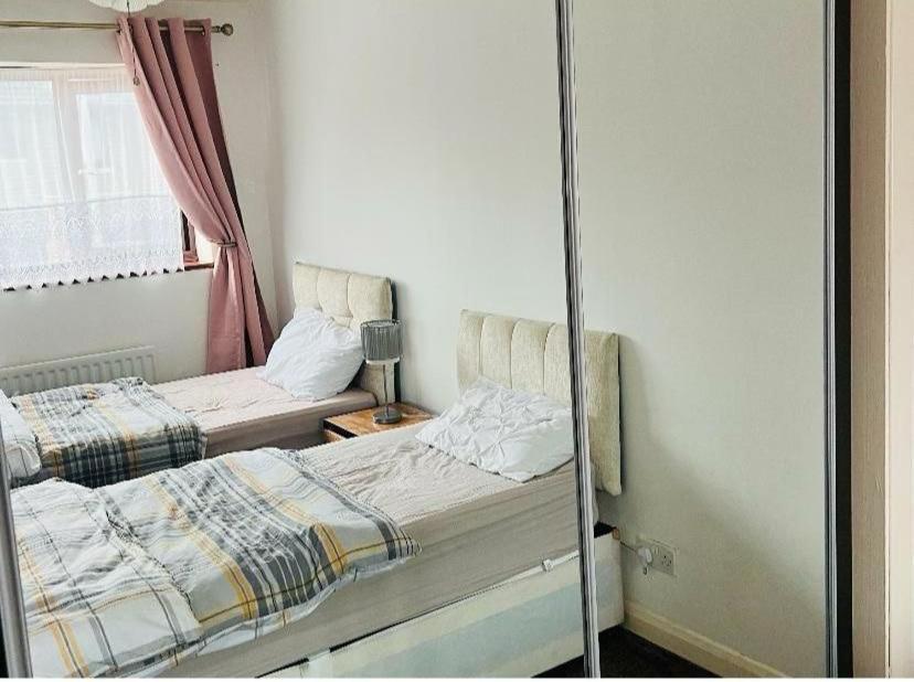 Clove, 3-4 Bed House With Garden, Free Parking, Sleeps 9 In Grays & Chafford Hundred Stifford Esterno foto