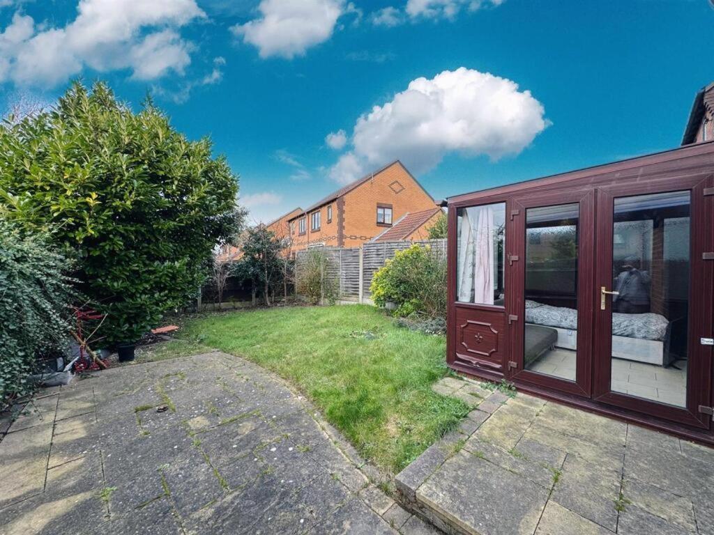 Clove, 3-4 Bed House With Garden, Free Parking, Sleeps 9 In Grays & Chafford Hundred Stifford Esterno foto