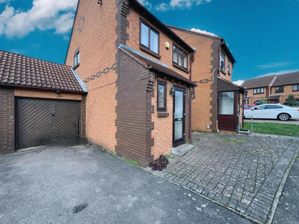 Clove, 3-4 Bed House With Garden, Free Parking, Sleeps 9 In Grays & Chafford Hundred Stifford Esterno foto