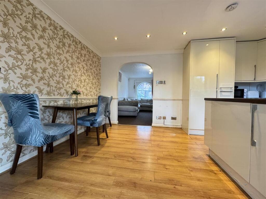 Clove, 3-4 Bed House With Garden, Free Parking, Sleeps 9 In Grays & Chafford Hundred Stifford Esterno foto
