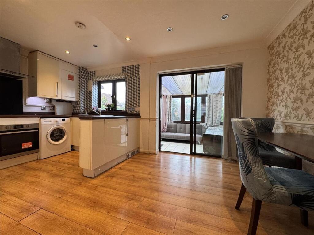 Clove, 3-4 Bed House With Garden, Free Parking, Sleeps 9 In Grays & Chafford Hundred Stifford Esterno foto