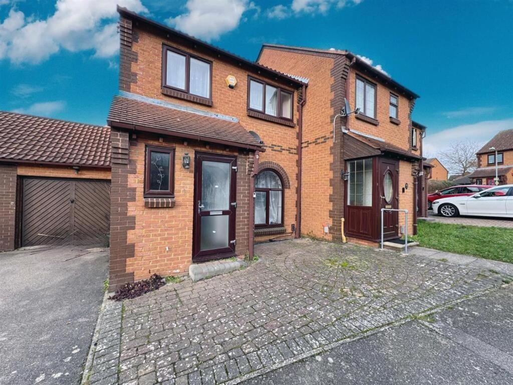 Clove, 3-4 Bed House With Garden, Free Parking, Sleeps 9 In Grays & Chafford Hundred Stifford Esterno foto