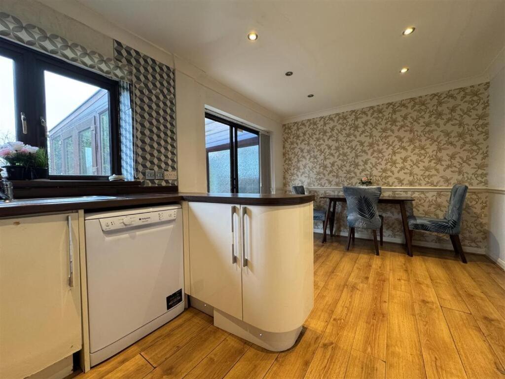 Clove, 3-4 Bed House With Garden, Free Parking, Sleeps 9 In Grays & Chafford Hundred Stifford Esterno foto